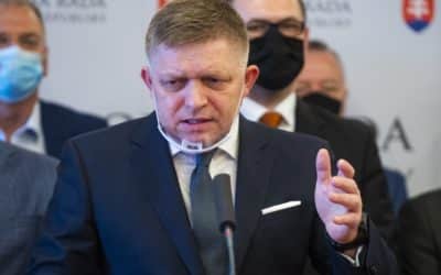Fico obvinil vládu z komplotu, Zuriana vyzval, aby sa domov radšej ani nevracal.