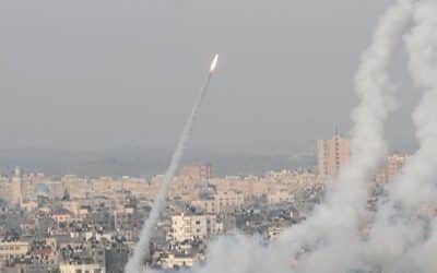 Vzduchem nad Izraelem létají rakety. Kvůli násilí v Jeruzalémě útočí Hamas, Izrael provedl odvetu.