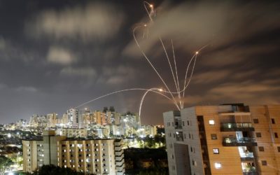 Izraelské jednotky se připravují u Gazy, pokračuje palba i násilí mezi Židy a Araby v ulicích.