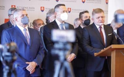 Fico hovorí, že koalícia vytvorila systém profesionálnych svedkov. Okrem Makoá mal do SIS prestúpiť aj Slobodník: Ako je možné, že najvýznamnejší udavači spolupracujú so SIS? 