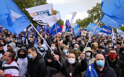 Francúzski policajti sa po útokoch boja. Demonštrovali v Paríži za väčšiu ochranu.