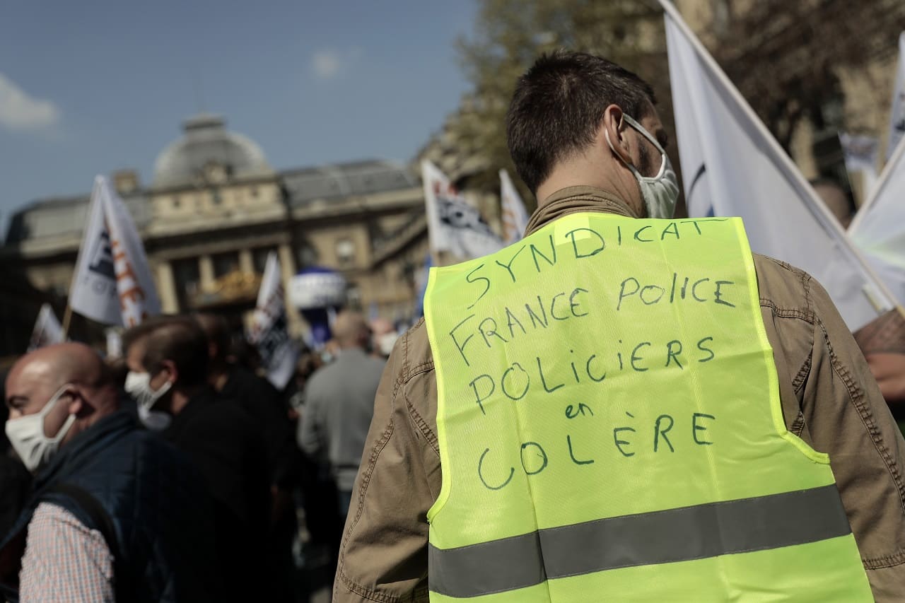 Nahnevaní policajti posielajú otvorený list prezidentovi Macronovi. V priebehu 12 dní islamisti zabili 2 ich druhov. Speje Francúzsko k občianskej vojne tak ako to vidia generáli? 1