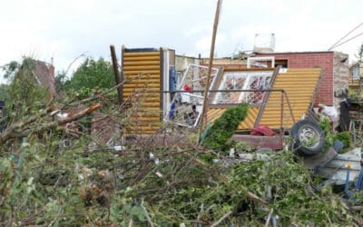 Česko zasiahli silné búrky, opäť ničili strechy a zastavili vlaky.