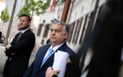 Maďarský parlament schválil zákon proti propagácii pedofílie a homosexuality medzi mladými.