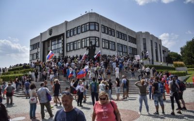 Pred budovou parlamentu pokračuje protest.