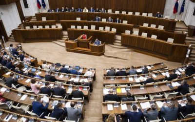 Poslanci mimoriadne zasadajú do lavíc. Lengvarský chce vnútroštátne digitálne očkovacie preukazy, bez ktorých občania nebudú môcť využívať rôzne služby.