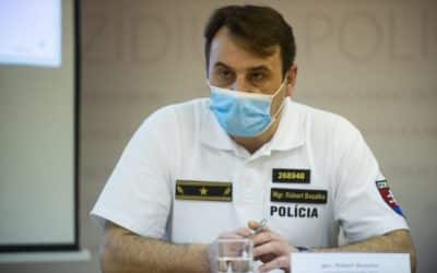 Novinári tlačili políciu k zásahu proti protestujúcim. „Zaručuje sa Ústavou, že tí ľudia sa môžu pokojne zhromažďovať,“ musel opakovať viackrát šéf krajskej polície.