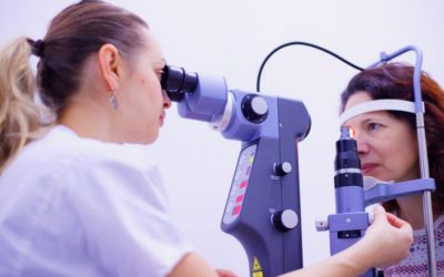 Žilinská očná lekárka odmietla ošetriť očkovaných pacientov. Chcela tak chrániť nezaočkovaných, najmä deti. Tvrdí, že jej očkovaní pacienti mali vo veľkej miere prenosné infekčné ochorenia očí. ŠÚKL tieto nežiaduce účinky odmieta. „Nie sú uvedené ani v letáku“.