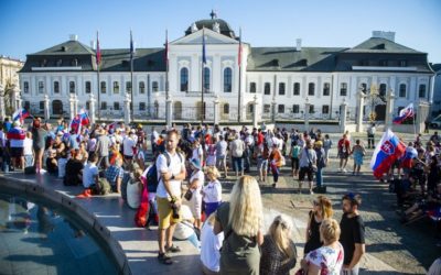 Protest pri Prezidentskom paláci pokračuje, polícia prijala opatrenia.
