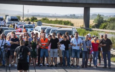 Desiatky protestujúcich zablokovali hraničný priechod Čunovo – Rajka. Protestuje sa aj na ďalších hraničných priechodoch.