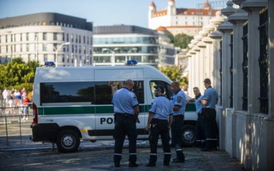 Dostál je presvedčený, že polícia mala voči protestujúcim zákonný dôvod zakročiť. Exminister Kaliňák: Pokiaľ nedochádza k ničeniu verejného, alebo súkromného majetku, polícia zasiahnuť nemôže.