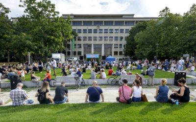 Protest očkovanýchÚčasť bola nízka a prišli aj antivaxeri. Na pódiu vystúpil Bošňák i lekár Szalay.