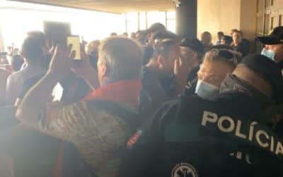 Pred Národnou radou sa protestuje, občania odmietajú diskrimináciu nezaočkovaných. Kollár: Protest pred dverami NR SR je fatálnym zlyhaním polície a ich šéfa.