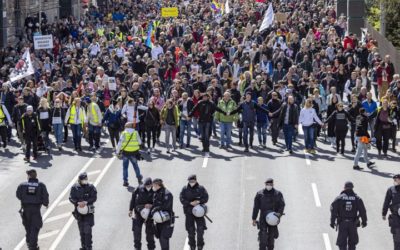 Nemeckí popierači očkovania vyjdú do ulíc. Polícia im protesty zakázala.