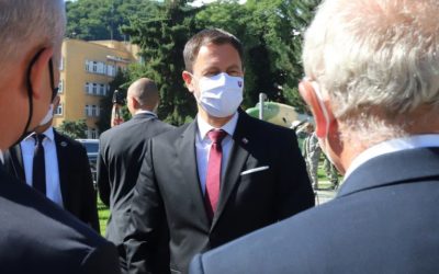 Hrdina povstania Vladimír Strmeň vyzval vládu, aby zachovala Múzeum SNP. Heger sa mu údajne “pod rúškom smial” a opäť si vyslúžil piskot. Mičev: Pískanie je absolútne neslušné voči ľuďom, ktorí boli v Povstaní.