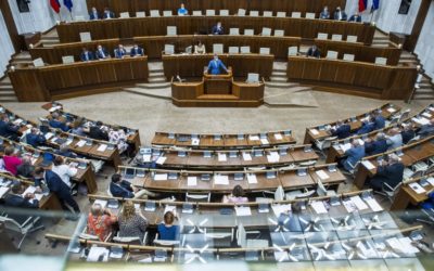 Prieskum: Voľby by aj začiatkom septembra vyhral Hlas-SD, Ficova strana je už druhá.