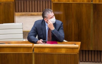 Laurenčík ukončil diskusiu k odvolávaniu Mikulca, hlasovať sa má v piatok. O ministrovi Mikulcovi ešte vyjdú „strašné veci“, hovorí šéf Smeru-SD.