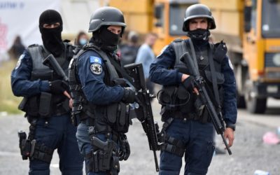 Napětí na hranicích Srbska a Kosova roste, Bělehrad poslal obrněné vozy.