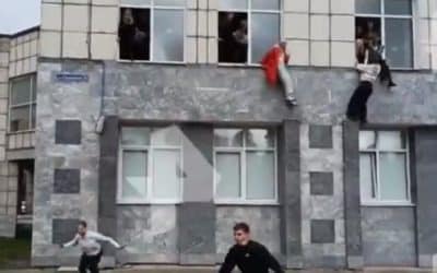 Na univerzite v Perme strieľal 18-ročný mladík. Študenti vyskakovali z okien.