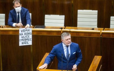 V parlamente sa začalo odvolávanie Romana Mikulca z funkcie ministra vnútra. Pozrite si úvodný prejav Fica a Matovičov transparent o “vrahovi”.