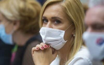 Saková sa pýta, prečo teraz najvyšší ústavní činitelia necítia potrebu ospravedlniť sa vyšetrovateľke Santusovej, rovnako ako to bolo v prípade vyšetrovateľov Ďurku či Čurillu?