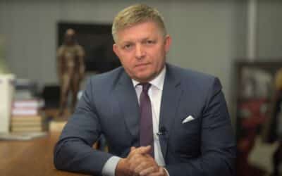 Fico sa vyjadril k medializovaným informáciám o nahrávkach: “Lipšic a jeho nohsledi musia byť v strašnej dôkaznej kríze, ak potrebujú odpočúvať lídra opozície.”