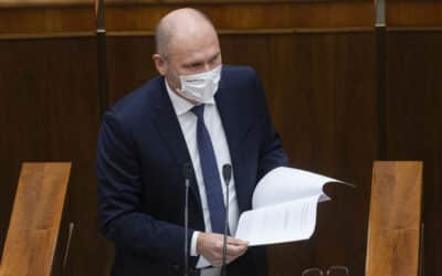 Sulík hlasovanie o nedôvere prežil, Ficov návrh podporilo len 50 poslancov.