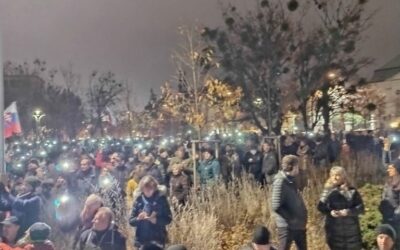 Dnešné zhromaždenia v Bratislave minúta po minúte: Protestujúci pred Úradom vlády skandovali: „Slovensko si nedáme“.