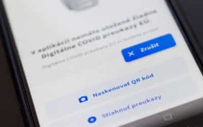 Zamestnanec by sa mal v práci preukázať očkovaním či testom.