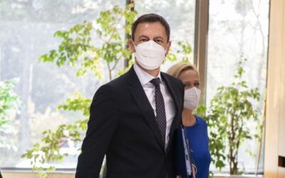Premiér: Nemocnice sú pred kolapsom, už nemáme žiadnu voľnú ventiláciu.