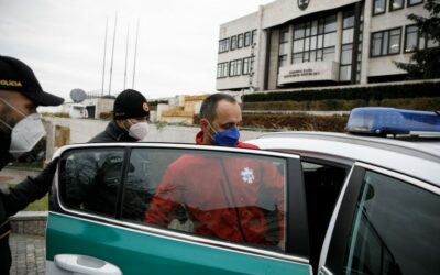 Protestujúcich záchranárov nariadil zatknúť Mikulec: “Opatrenia patria pre všetkých!” Pridáva sa Matovič: “Ako pre kotlebovcov, tak aj pre záchranárov”.