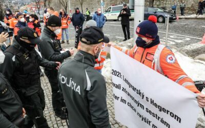 Nahnevaní záchranári a sestry pred parlamentom. Ich šéf skončil v rukách polície.