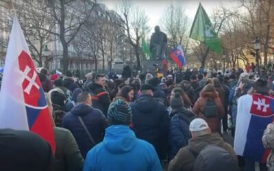 Pred americkou ambasádou v Bratislave sa konal protest proti dohode s USA. Polícia predviedla jednu osobu.