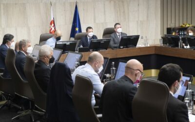 Pre plnú zaočkovanosť už budú potrebné 3 dávky s platnosťou len 9 mesiacov. Hegerova vláda skrátila aj dobu po prekonaní Covidu-19.