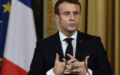 Macron nepodporuje postoj USA a NATO, vo vzťahu s Ruskom preferuje dialóg.