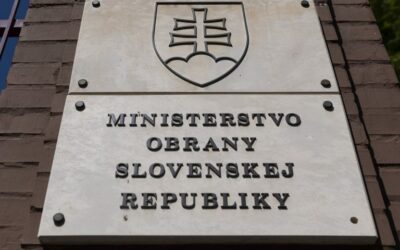 “Cudzie vojenské sily tu nechceme!” Na Ministerstvo obrany odovzdali komplexnú 20-tisícovú hromadnú pripomienku ku vojenskej zmluve s USA.