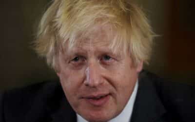 Boris Johnson priznal, že dve dávky očkovania nestačia. Nemocnice sú plné pacientov bez tretej dávky.