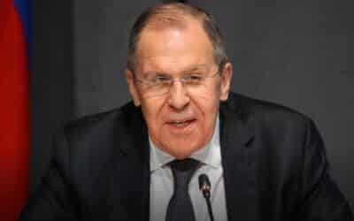 Systém se zmítá v horečce, Západ na nás stupňuje tlak, tvrdí Lavrov.