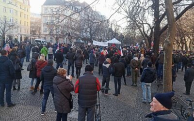 NAŽIVO: “Yankee go home!” Pred veľvyslanectvom USA protestovalo tisíc občanov hlasne odmietajúcich nevýhodnú vojenskú zmluvu DCA.
