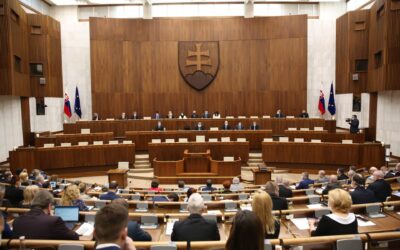 Ktorí poslanci zarezali mimoriadnu schôdzu o zmluve s Američanmi na vyhlásenie referenda?