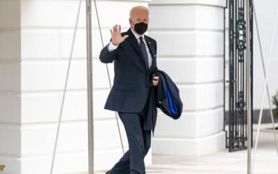 Biden zvažuje do Európy vyslať tisícky vojakov.