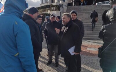 Chmelár odkazuje prezidentke: „Schválením zmluvy napätie v spoločnosti neopadlo, naopak, naďalej sa vyhrocuje.“ Podľa Danka prezidentka splnila svoju misiu: „Presne pre toto ju vytvorili a financovali“.
