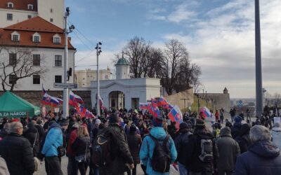 Začala mimoriadna schôdza o vojenskej zmluve s USA. Odštartovali aj protesty pred budovou parlamentu.