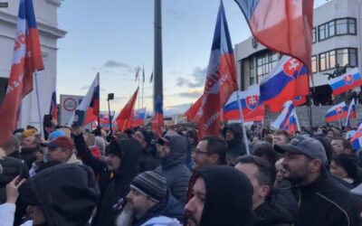 Posledná šanca na záchranu Slovenska! V utorok o 13:00 sa bude pred parlamentom konať najdôležitejší protest v dejinách SR. Poslanci budú hlasovať o vazalskej zmluve s USA.
