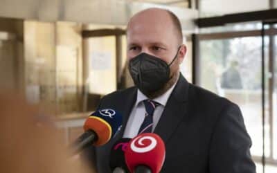 “Zapredanec a vlastizradca!” Ministra Naďa údajne vypískali rodičia na hokejovom štadióne, kde trénuje jeho syn. Odkazuje im, že deti nemôžu za politiku: „Vy, dezoláti, vaše deti sa za vás hanbia!“