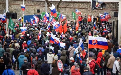 Prebieha búrlivá mimoriadna schôdza o vojenskej zmluve s USA. Do ulíc vyšli tisícky ľudí. Koná sa protest hnutia Republika aj vystúpenie šéfa Smeru-SD. Pellegrini vyzval Hegera, aby „vyliezol z nory a začal konať.“