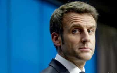 Macron: Je užitočné ponechať otvorenú cestu pre dialóg s Putinom.