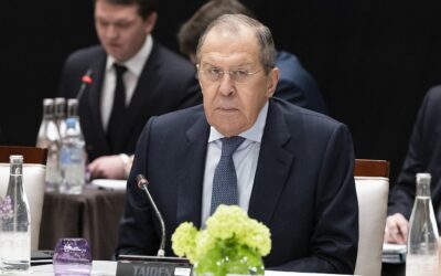 Budeme jednat, až Ukrajina složí zbraně, řekl Lavrov. Chce ji bez „neonacistů.“
