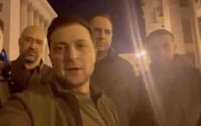 Ukrajina: Zelenskyj hovoril s Bidenom a ubezpečil, že je stále v Kyjeve a bude ho brániť.