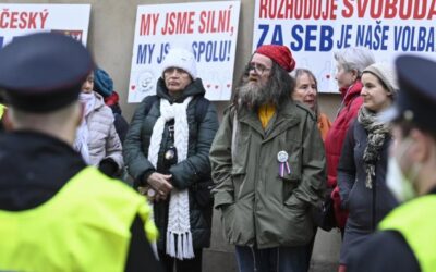 Policie bude chránit rodiny zákonodárců podporujících pandemický zákon.